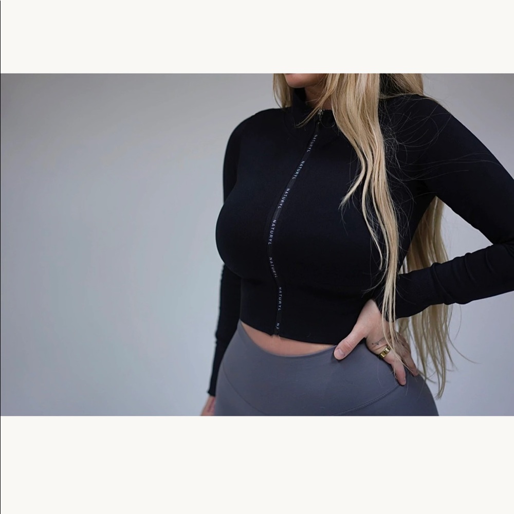 SOLDDD!!! Naturyl Black Zip Up- "THE ACTIVE CROPPED ZIP-UP"